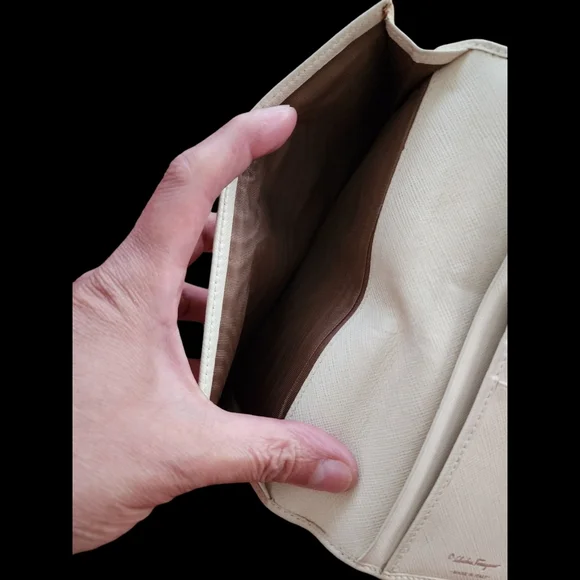 Vintage Salvatore Ferragamo Cream White Leather Wallet - Picture 6 of 10